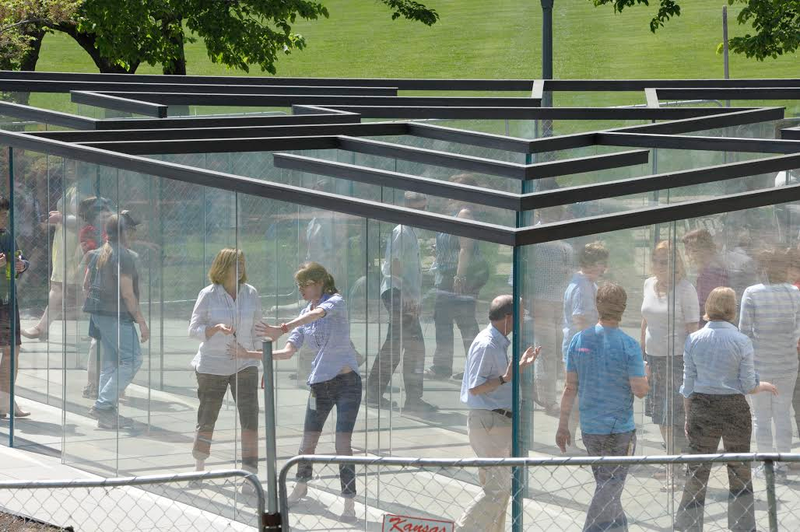 Illustration for article titled One Million Pounds of Plate Glass Went Into This Incredible Maze